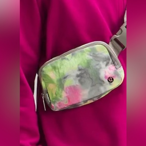 lululemon athletica Handbags - 🔥LULULEMON EVERYWHERE BELT BAG 1L-HYPER DYE MULTI/ROVER PRINT🔥